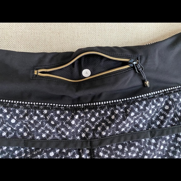 Lululemon Speed Up shorts lined Size 4 black white - Picture 3 of 3